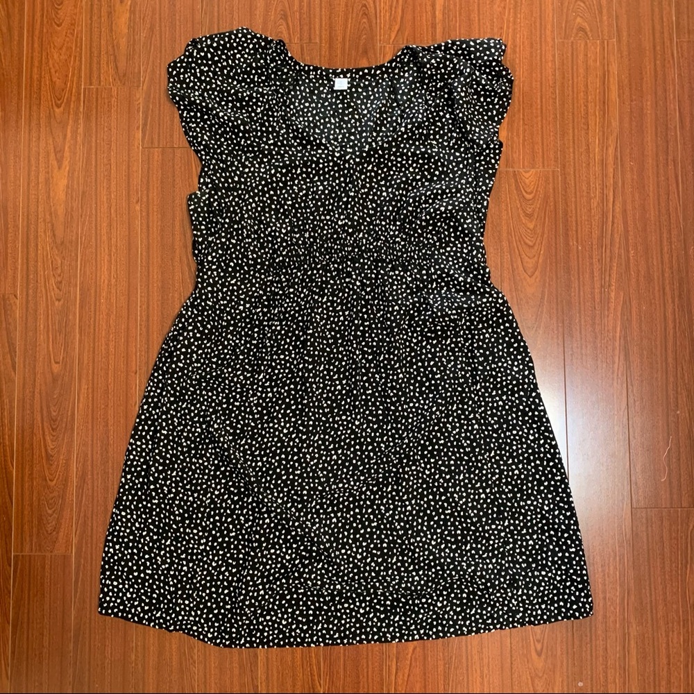 Maternity flutter sleeve black and white dress